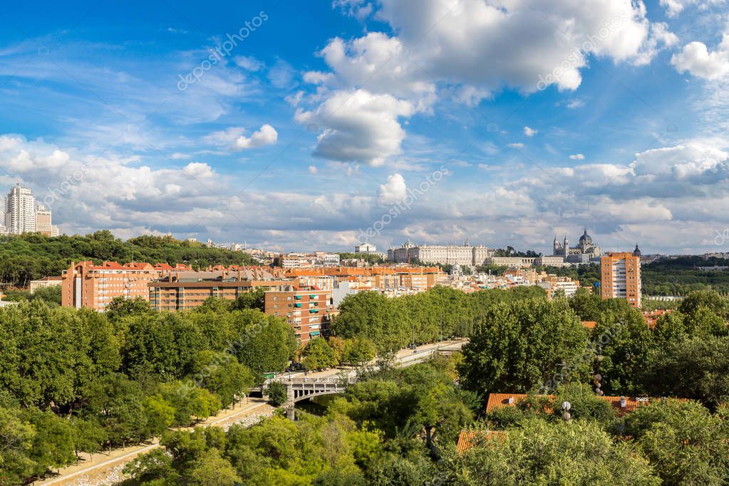 Vista de un municipio de Madrid con árboles y viviendas